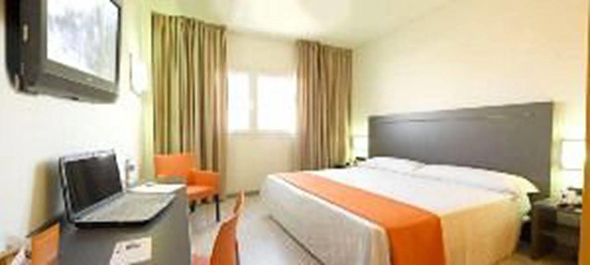 B&B Hotel Barcelona Рубі Екстер'єр фото