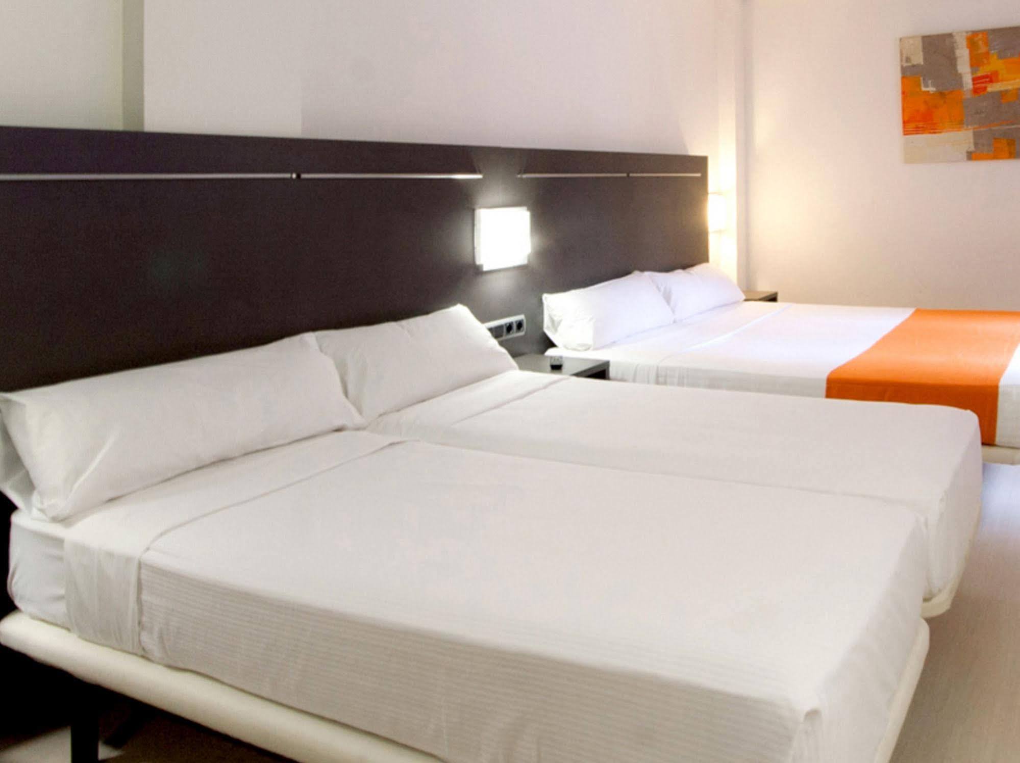 B&B Hotel Barcelona Рубі Екстер'єр фото